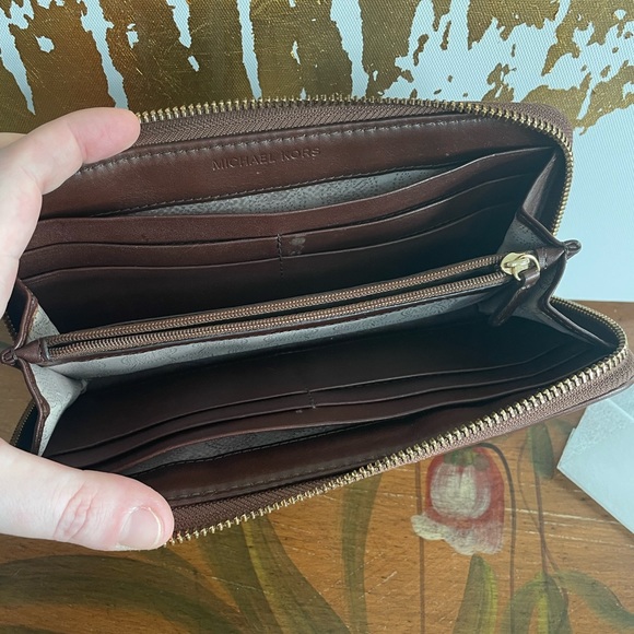 Michael Kors Fabric Signature Long Wallet; in khaki brown with gold accents - Picture 4 of 15